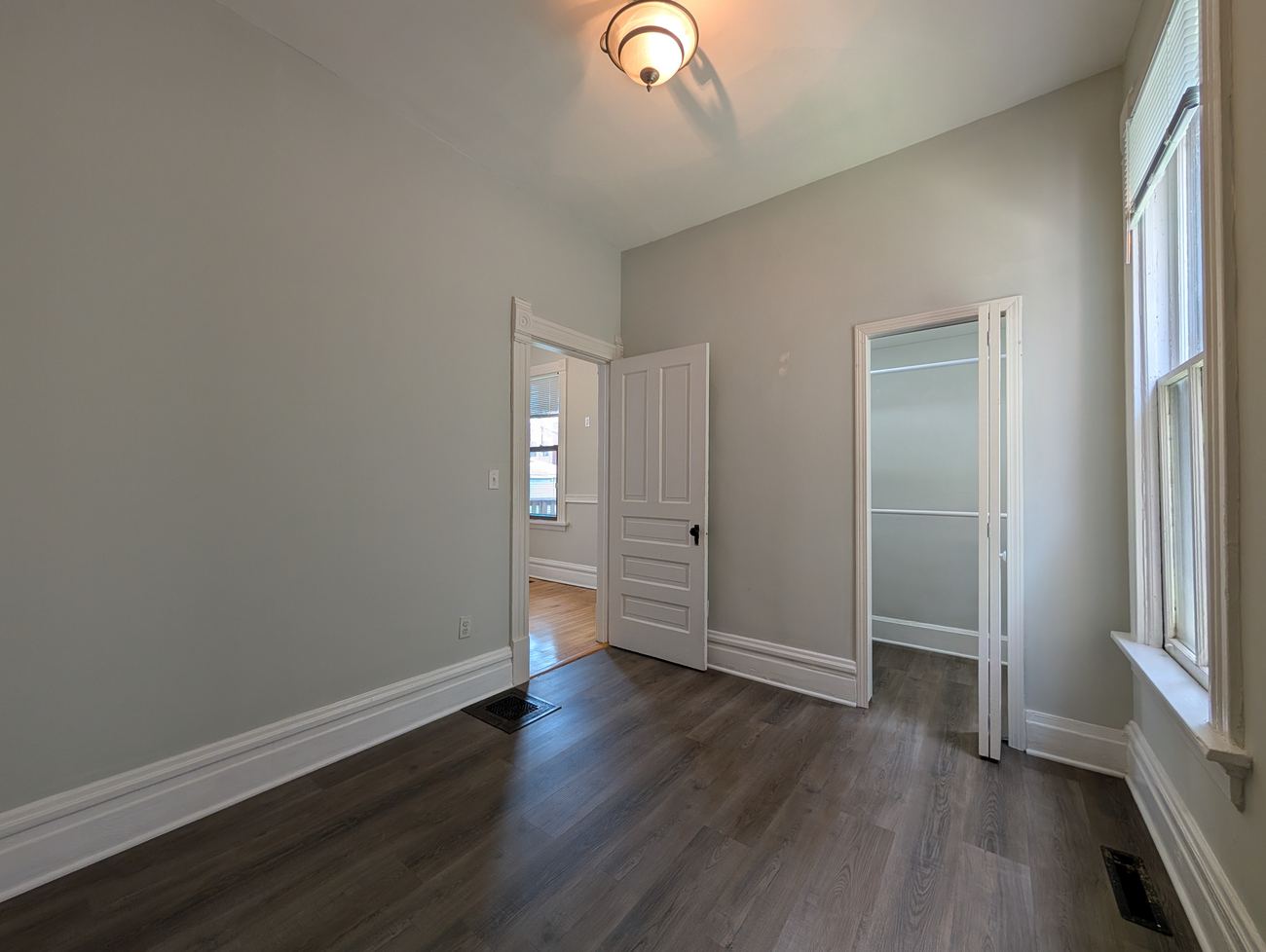 Wellington 3 Flat — bedroom with closet