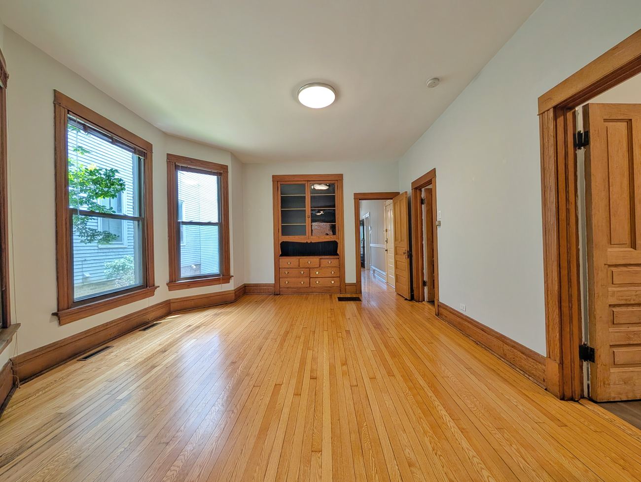 Wellington 3 Flat — dining room, alternate view