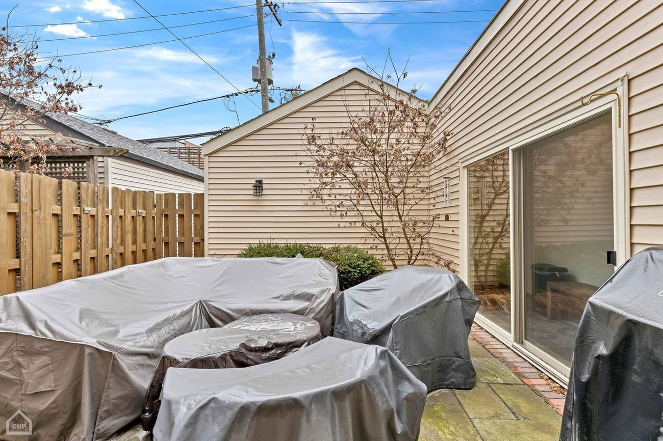 Wicker Park Gem — private patio
